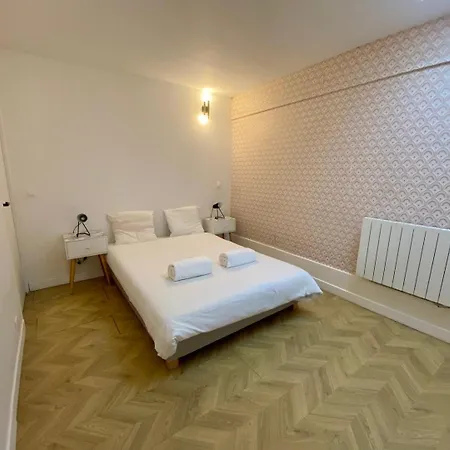 Appartement 8P * Paris